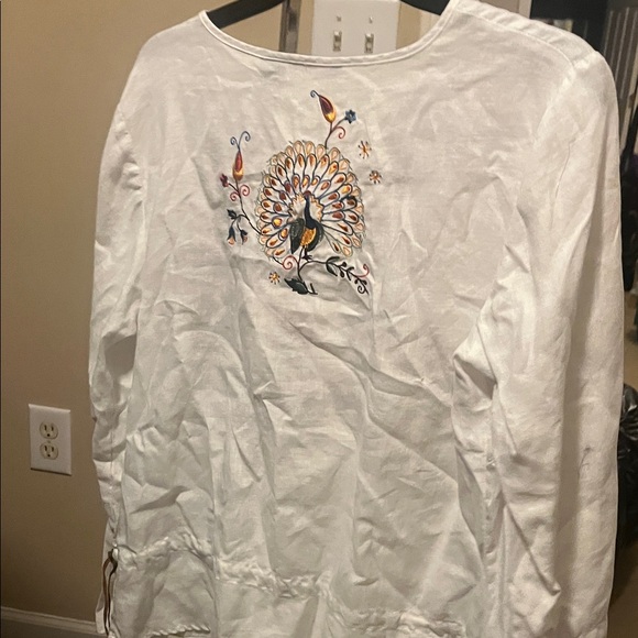 Elegant White Embroidered Blouse - Picture 7 of 7